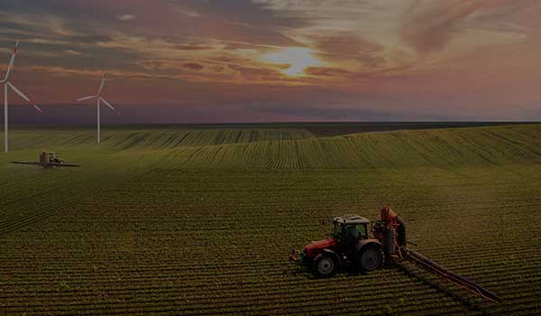 E mail marketing para estratégias no Agronegócio - imagem de uma colheitadeira no campo com por do sol ao fundo.