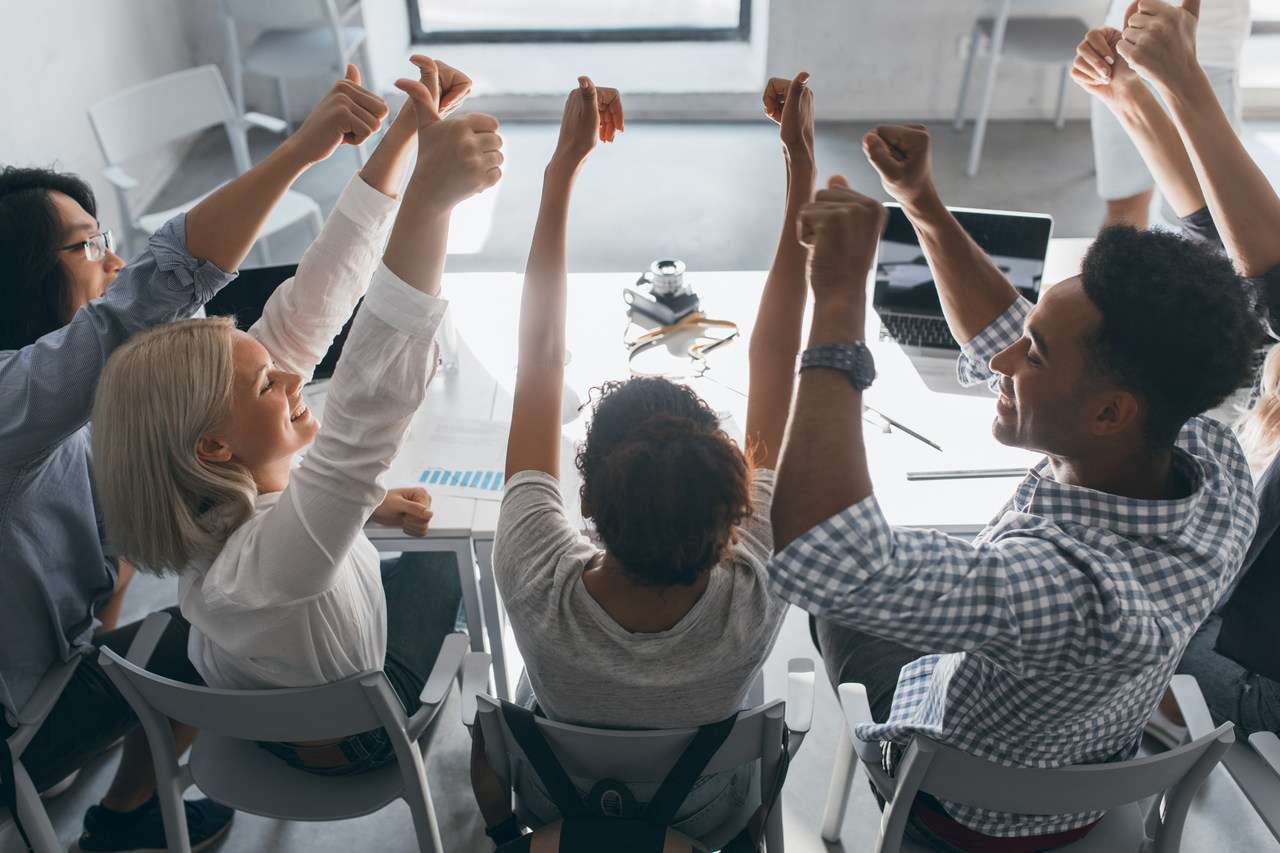 Equipe de trabalho comemorando alcance de metas / Carandá Digital